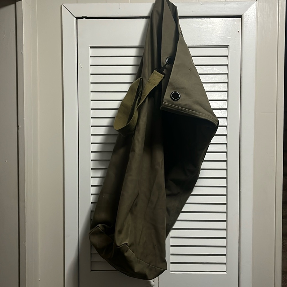 Vintage GI 🪖 style canvas duffel bag 👝 mint condition!
